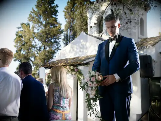 Ryan Serhant with bouquet
