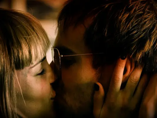 Leslie Bibb and Sam Rockwell kissing