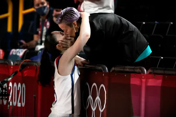 Megan Rapinoe and Sue Bird kissing at the Tokyo Olympics
