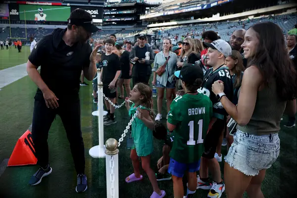 Nick Sirianni coaching at Philadelphia Eagles game