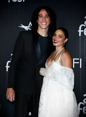 Vanessa and Cole pose on the red carpet. 