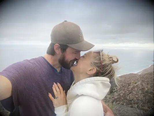 Kate hudson and Danny kissing