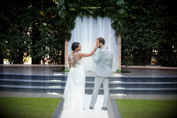 Tatyana Ali du prince frais de Bel-Air épouse le Dr Vaughn Rasberry à Beverly Hills mariage: Voir les superbes photos