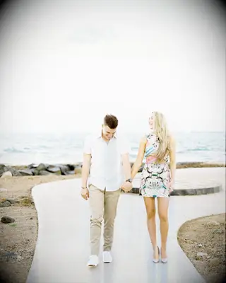 Kike and Mariana walking hand in hand