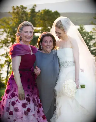 Hillary Clinton partage la photo du mariage de sa fille Chelsea Clinton en 2010