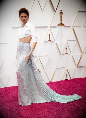 Zendaya poses on the red carpet of the Oscars. 