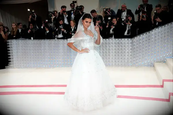 Penelope Cruz on the red carpet of the Met Gala. 