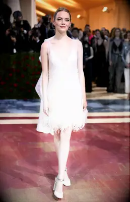 Emma Stone on the red carpet of the Met Gala 2022. 
