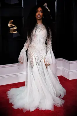 SZA on the red carpet at the Grammy
