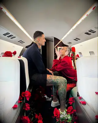 Winnie Harlow hat gerade an einem Privatjet teilgenommen und ihr Ring ist einer der größten Trends im Jahr 2025