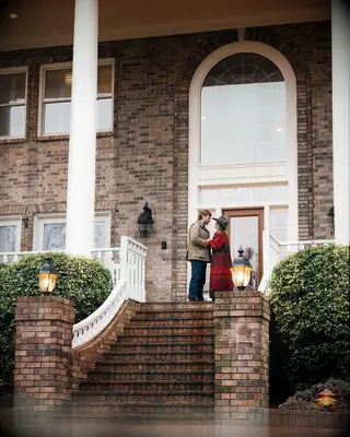 ¡La estrella del country Lainey Wilson está comprometida con la NFL QB Devlin Hodges! Mira su enorme anillo