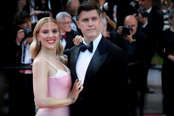 Colin Jost and Scarlett Johansson on red carpet
