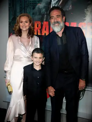 Hilarie Burton siger, at hans ægteskab med Jeffrey Dean Morgan er en stor tak til de pårørende