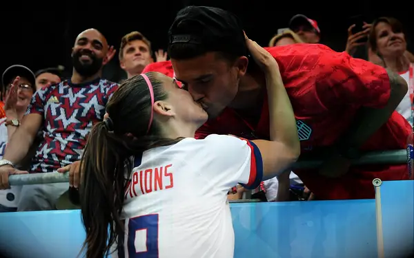 Alex Morgan and Servando Carrasco kissing at the 2019 FIFA Women