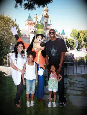 Kobe Bryant (R), wife Vanessa Bryant (L) and daughters Natalia (2nd from R) and Gianna (3rd from R) celebrate the Lakers