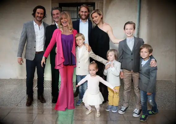 Kurt Russell and Goldie Hawn with their kids and grandkids