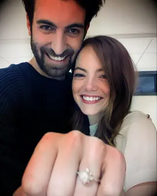 Détails à l'intérieur sur la bague de fiançailles en perles d'Emma Stone