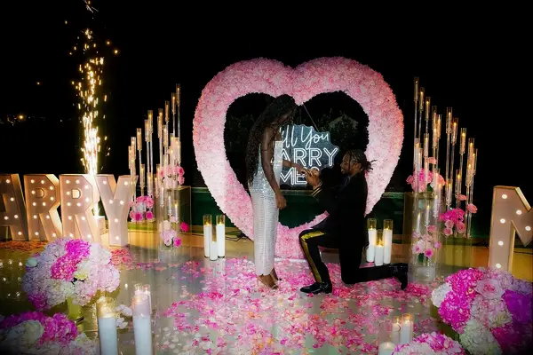 Les stars de la piste olympiques Noah Lyles et Junelle Bromfield sont engagées! Voir les photos de la proposition