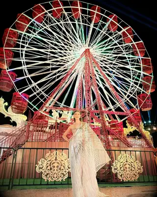 karlie kloss at the ferris wheel of the ambani prewedding