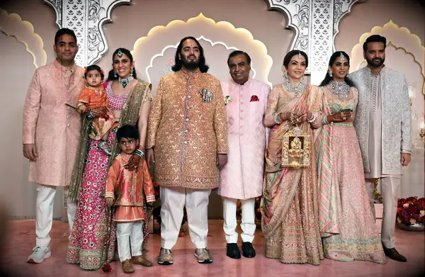 Comment les héritiers milliardaires Anant Ambani et Radhika marchand ont personnalisé leur somptueux mariage indien