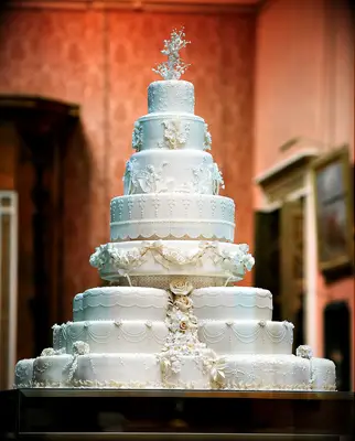 Stunning tiered wedding cake. 