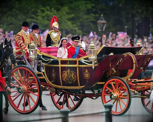 William and Kate on their wedding carriage. 