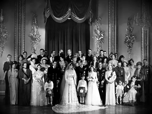 Queen Elizabeth wedding picture with family members and British dignitaries