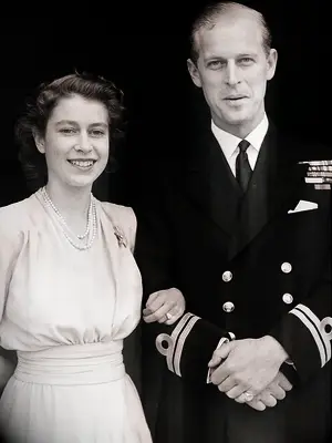 Photo of Queen Elizabeth wearing engagement ring from Prince Phillip