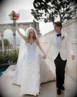 Volvamos a las bodas soñadoras de Joey King a su esposo Steven Piet