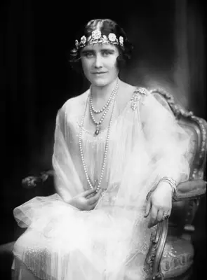 Queen Elizabeth the first wears the Strathmore Rose tiara. 