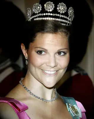 Bride wears a beautiful tiara featuring six round 
