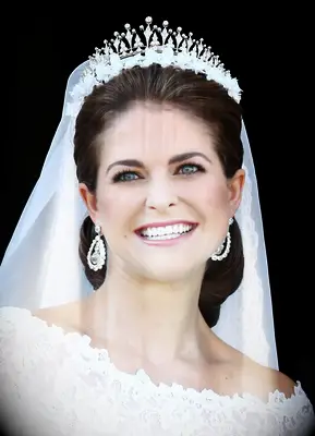 Modern fringe tiara with pearl and crystal embellishments. 