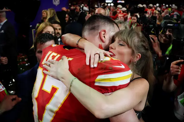 Travis Kelce and girlfriend Taylor Swift at the Super Bowl