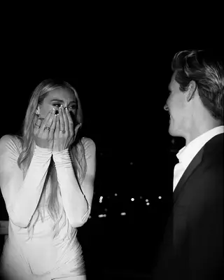 ¡La estrella de reclutamiento de WNBA Cameron Brink está comprometida! Vea sus fotos de propuesta sorpresa