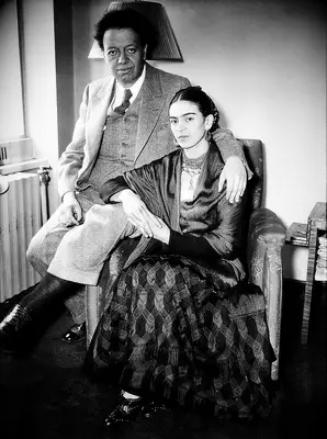 Frida Kahlo and Diego Rivera pose for the camera. 