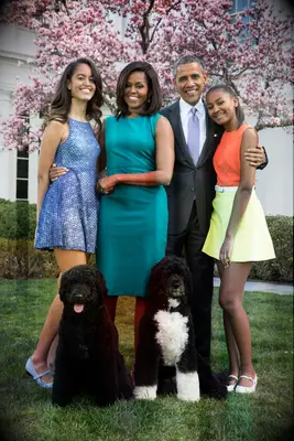 Barrack and Michelle Obama with their daughters and their dogs. 