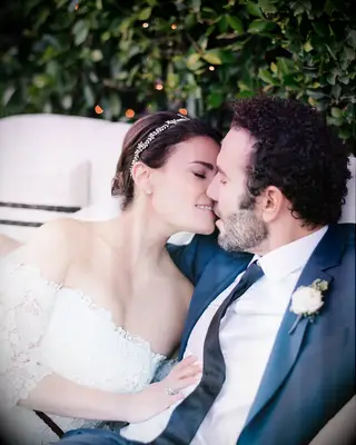 Idina Menzel and Aaron Lohr kissing on their wedding day