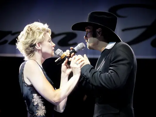 Tim McGraw and Faith Hill singing together