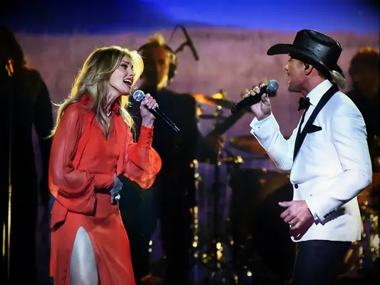 Tim McGraw and Faith Hill singing together
