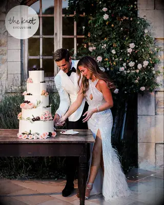 JoJo Fletcher and Jordan Rodgers cutting wedding cake
