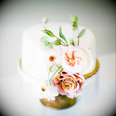 White single-tier engagement cake decorated with flowers