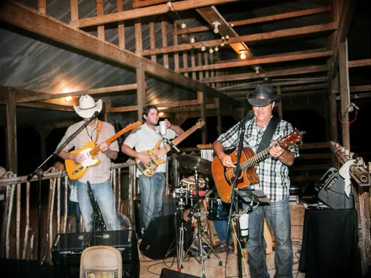 87 chansons d'engagement que vous devez ajouter à votre liste de lecture de fête