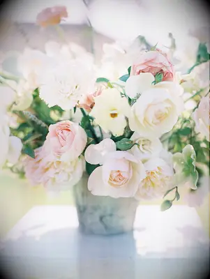 Lush centerpiece with pink roses. Bridal shower idea 2023. 