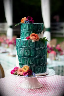 Green and white geometric cake idea for a bridal shower. 