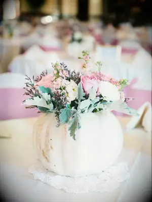 A white pumpkin floral centerpiece.