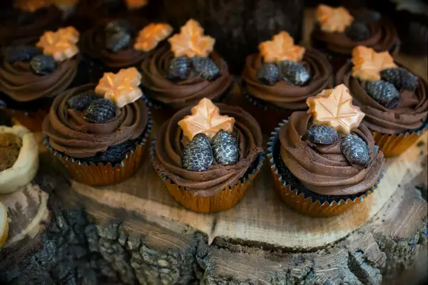 Fall-inspired leaf cupcakes for bridal shower