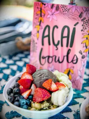 açaí bowl and pink açaí bowl sign