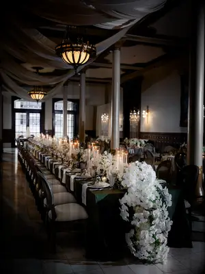 Qu'est-ce qu'une table de roi lors d'un mariage? Plat des experts sur la disposition