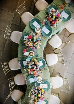 serpentine tablescape 2025 wedding trends seating idea