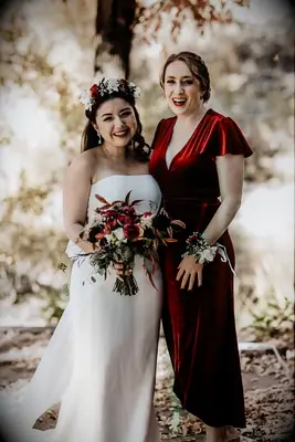 Bride posing with maid of honor